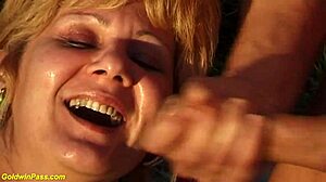 Valódi piknik durva szabadtéri baszássá válik mostohával meghajolva első német arcfestésre