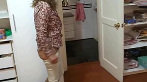 La madre del mio amico torna a casa così arrapata e mi implora di unirmi a lei a letto!