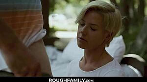 Belle-mère Kit Mercer prend contrôle du garçon flirteux