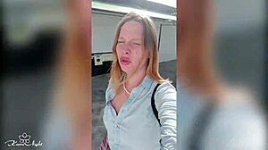 Wow! Verdorven Blondine Flasht Haar Grote Tieten in Publieke Outdoor Naaktheidsscène!