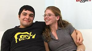 Zlá kurva s brýlema nechá manžela koukat na BBC prdel