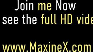 Vau, Maxine X suihkuttaa kovaa altaalla tuolla jättiankalla! 🦆