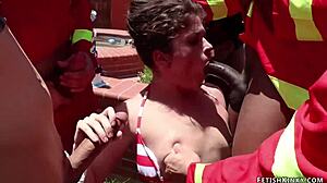 Feuerwehrmänner DP Amerikanische Schlampe in wildem Gangbang.