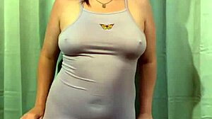 آه, لينا ماري تقوم بتعرية مثيرة في فستان ضيق, ساخن جدا...