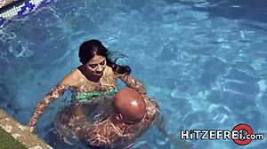 Diversão Molhada Pingando na Beira da Piscina com Julia de Lucia Aguarda