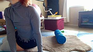 Aurora Willows sträcker sig elegant i trång kjol och strumpor