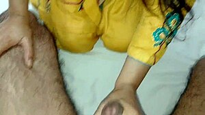 مؤخرة عمي السميكة الدائرية في فيديو جنس هندي