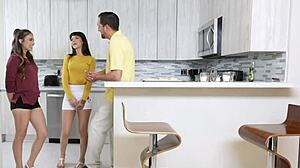 लैटिना टीन 18+एगर स्टेपफादर को वाइल्ड टैबू सेशन में बैंग करती है! यह ग्रुप ओरल कितना आगे जाएगा?