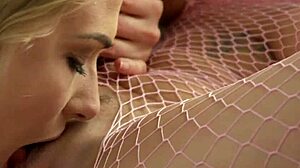 金发美女穿着渔网紧身衣和黑色情趣内衣探索