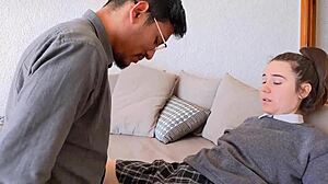 Stiefvater dominiert und beruhigt wütende Stieftochter in intensiver Rollenspiel-Session