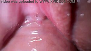 Эта киска течет от первого прикосновения крупным планом