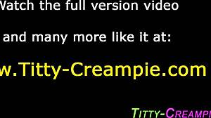 Blondínka s veľkými cicmi šuká veľký namastený kurac v POV. Jej ručná práca šalie!