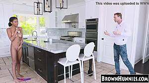 J'ai été défoncée dur dans la cuisine en tant que petite Ebony 18+ ado