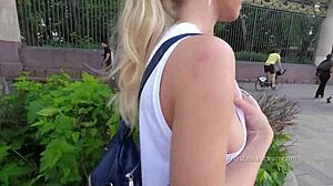 Veřejné blikání v otevřené košili na přeplněné pláži