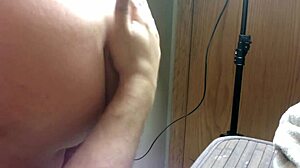 Jeg er så vild med denne sexy bbw der forbereder sig til sin varme video bag kulisserne