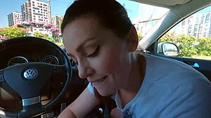 A vad fétise, hogy lenyelje a spermát egy autóban kint