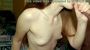 Üvey Kız Kardeş Emdikten Sonra Küçük Göğüslerine Boşalmasına Yardımcı Oluyor