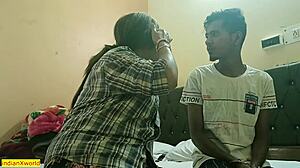 भाभी पुअर डिलीवरी बॉय को सेड्यूस करती है रॉ देसी एनल सेक्स रियलिटी के लिए