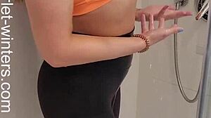 Gorąca laska w sportowym staniku i legginsach drażni się przed orgazmem w parnym prysznicu