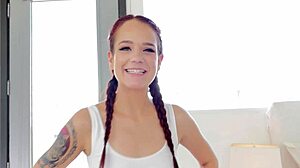 Daisy Love, linda con coletas de 19 años chupando polla enorme en POV sin manos y tragando carga masiva de semen ¡Wow!