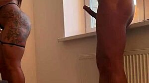 ربة منزل جميلة في كعب عالي تأخذ نيك مؤخرة قاسي