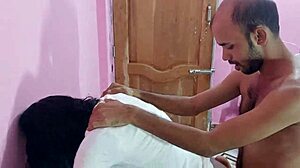 वाह, यह एमेच्योर रंडी थ्रीसम में दो लंड चूसती है! कमशॉट भी 😜