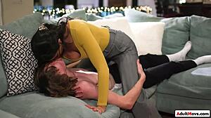 Madrastra se vuelve loca por la polla del hijastro, lamiendo y chupando frenéticamente