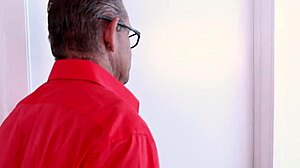 Putain, Carmen Valentina en MILF chaude baise son beau-fils, c'est dingue ! 😍