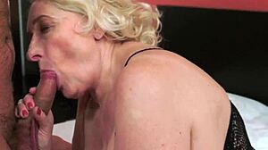 巨乳奶奶近距离口交硬核动作