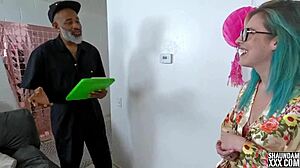 Geil pornósztár mélytorokozik nagy faszt kutyapózban