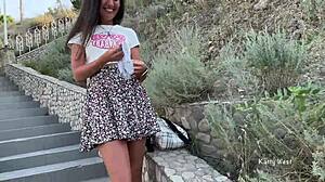 Zdejmuję majtki publicznie i bawię się cipką, a obcy patrzą z bliska 😳