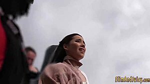 Stor rumpe ung dame 18+ dekket i cum