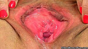 Britanske milf sosede kažejo zrele krivulje v delu 51