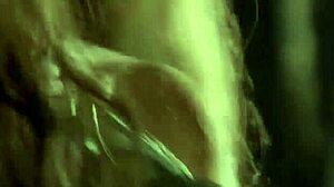 Eva Green yläosattomana Camelot S01 2011:ssa sensuaalisella käsityöllä ja pienet 18+ tissit paljastettuina