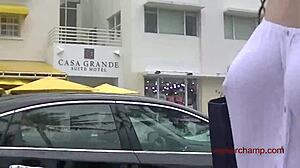 Eksibisjonist MILF Heather spankulerer i våt topp, lar fremmed røre og ta upskirt bilder. Hva en dristig spasertur!