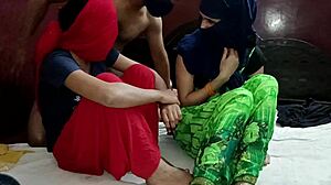 नेबर स्टेपमॉम और उसकी गर्ल के साथ देसि थ्रीसम