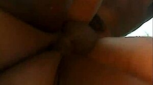 دورية الشاطئ الأسود 6 تجلب مجندات جدد ليركبن زب أسود صلب في الهواء الطلق.