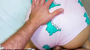 Belle-fille en pyjama baisée fort avant le lit. Est-ce permis ?