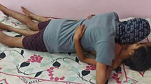 गर्म देसी जोड़ी होममेड वीडियो में जोरदार चोदाई करती है