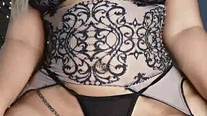 Hej Lissa Tyler, imaš seksi poklon za mene s tim velikim kurvinim latinskim sisama? Ne mogu da čekam da ih vidim kako poskakuju!