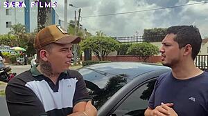 ¡Ey, mototaxista morena colombiana, mamando y follando en primer viaje UberSex?