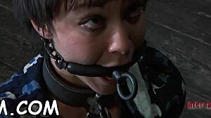 Süße ergibt sich voll in enger Bondage-Session