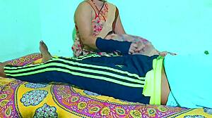 Desi bhabhi ohnutá pre tvrdý anál pounding v horúcom domácom klipe