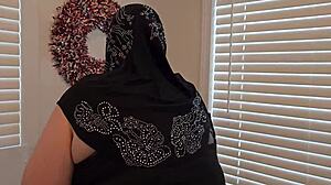 غريب سأل عن الطريق، شاف كلوتي الأحمر تحت الفستان، وبعدين جاء على رجلي في السيارة. رحلة مجنونة!