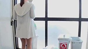 Oh man, ik kan niet meer met deze buurvrouw zonder bh, Mayumi Enokida, die vuilnis wegbrengt. Ze is zo verleidelijk, weet je, ik verlies het!