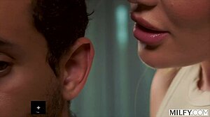 Милфи Саванна соблазняет парня на глубокий анал