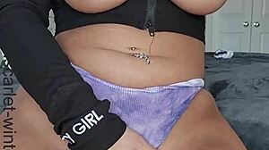 Milf dal culo grande sfoggia il suo corpo curvy e si masturba