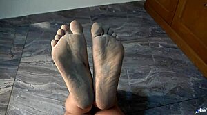 Gömbölyded latin amatőr felfedezi a piszkos lábfetist otthoni videóban