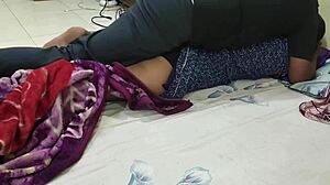 पड़ोसी का लड़का आशु को सेक्सी बातों से लुभाकर वाइल्ड एक्शन के लिए तैयार करता है