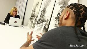 Шефца са великом гузом Сара Џеј музе запосленом тврди курац за врулу сперму!
